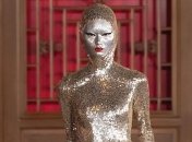 Пришельцы уже здесь: блестящее платье от Valentino поразило публику в Пекине (Фото, Видео)