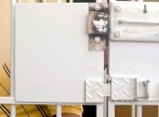 Пенсионер в суде ударил ножом представителя ответчика и себя