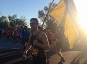 Одессит пробежал марафон в США с украинским флагом (Видео)