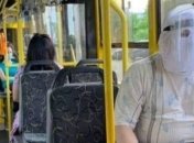 “Зато надёжно”: в киевском троллейбусе заметили мужчину в супер-маске (фото)