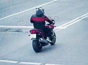 Фото мотоцикліста, що збив дівчинку.