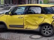 Fiat от удара улетел в столб: в Киеве произошло серьезное ДТП с пострадавшими (видео)