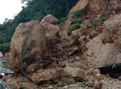 Камнепад на Филиппинах: около 10 тысяч кубометров камня обрушилось на пассажирские автобусы