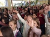 На Тернопольщине директор школы с учениками устраивает зажигательные танцы