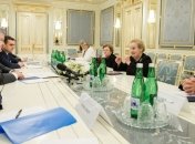 Олбрайт подчеркнула важность предоставления Украине оборонительного оружия 