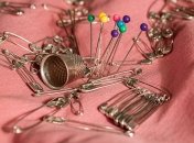 К чему уколоть палец булавкой - разные трактования приметы