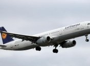 Сотрудники Lufthansa бастуют: авиакомпания вынуждена отменить свыше 1000 рейсов 