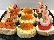 Изысканная закуска из красной рыбы, икры и креветок