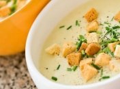 Рецепт дня: сырный суп с курицей и гренками