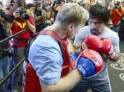 Тренер Пакьяо уснул во время последнего боя Мейвезера