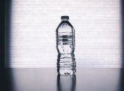 Поплохело с первого же глотка: женщина купила растворитель в бутылке из-под минералки