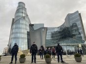 Поліція перед будинком одного з польських телеканалів