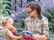 Модницы: Ирина Шейк прогулялась по улицам Нью-Йорка с дочерью в платьях Burberry