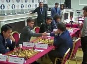 Юрий Кузубов пожал руку российскому гроссмейстеру Владиславу Артемьеву