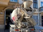 Одесситы залили бетоном незаконный подвал под жилым домом: депутат там хотел построить пиццерию