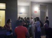 Ночные дежурства и атака "титушек": жильцам киевской высотки удалось отстоять подъезд от нелегального хостела