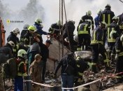Рятувальники працюють на місці трагедії з ночі