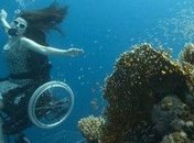 Британская художница изобрела подводную инвалидную коляску