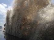 Китай заливает: река смыла мост на скоростной автотрассе 