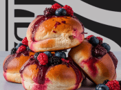 Эти булочки получаются очень мягкие и ароматные (изображение создано с помощью ИИ)