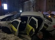 Один влетел в магазин, второй травмировал пассажира: таксисты устроили две аварии в Киеве (фото)