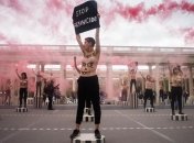 Обнаженные Femen с дымовыми шашками протестовали у Лувра