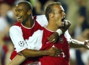 Сегодня "Арсенал" официально представит статую Деннису Бергкампу