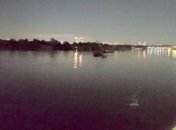 Чудом никто не пострадал: дрейфующую по Днепру в Киеве баржу показали с лучшего ракурса