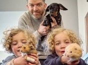 Тато-блогер завдяки кумедним фото зі своїми доньками