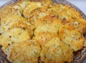 Буквально через пол часа на столе будет целая гора оладий на ужин