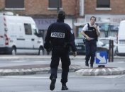 Во Франции в результате нападения неизвестного с ножом погиб один человек, трое ранены