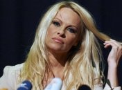 Рекламу с Памелой Андерсон признали унизительной