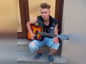 Хлопець співав пісні Цоя на одній із вулиць Львова