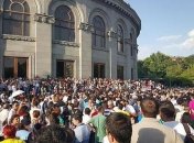 Протестующие в Ереване вновь строят баррикады