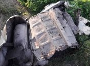 Уехал без части кузова: водитель ВАЗа выехал на железнодорожный переезд, столкнулся с поездом и скрылся с места ЧП (фото)