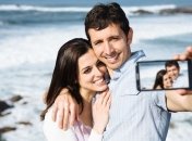 Ученые рассказали, как привычка делать селфи влияет на романтические отношения  