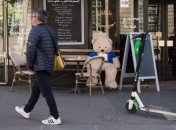 В Париже запретят парковку самокатов на тротуаре