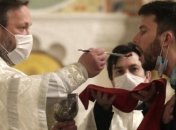 В РПЦ не нашли причин вводить одноразовые ложки для причастия: сеть в недоумении 