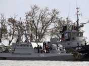 Из оккупированной Керчи отбуксировали два захваченных украинских катера