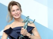 В стильном брючном костюме: Рене Зеллвегер поразила поклонников новым нарядом (Фото)