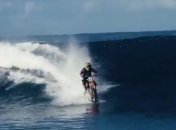 Экстремал прокатился по волнам на мотоцикле (Видео)