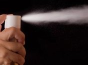 В Днепре на оживленной улице воровки украли у девушки кошелек и распылили ей в лицо перцовый баллончик (видео)