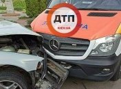 Появилось видео момента ДТП с машиной "скорой" на Оболони в Киеве