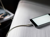 Не рискуйте, оставляя заряжаться смартфону на кровати