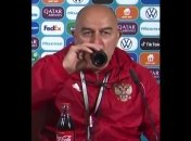 Талисман Евро-2020 преподал урок тренеру сборной России (видео)