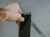Телефон не завжди може бути розбитим у прямому сенсі, аби припинити працювати