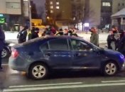 В Киеве неизвестные открыли стрельбу, а затем пытались скрыться от полиции (видео)