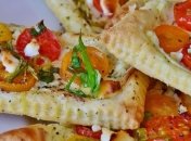 Рецепт дня: слойки с томатами и сыром