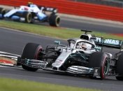 Мерседес не без вылетов стал лучшим на 2-й практике Гран-при Британии