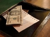 Украинцы продолжают доставать доллары из заначек